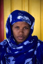 Archipel-des-Comores;-Femme;-Foulard-bleu;-France;-Kaleidos;-Kaleidos-images;-La-parole-à-limage;-Laurent-Abad;-Mayotte;-Océan-Indien;-Personnes;-Portrait;-Stories-Pictures;-Vie-quotidienne;-Visage